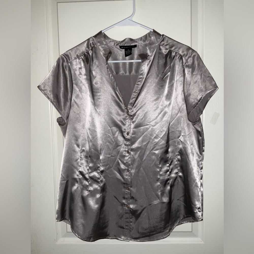 Sydney Tyler metallic silver short sleeved button up blouse